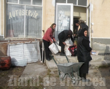 VRANCEA: O familie numeroasă şi sărmană a strâns o cămară de alimente de la UE