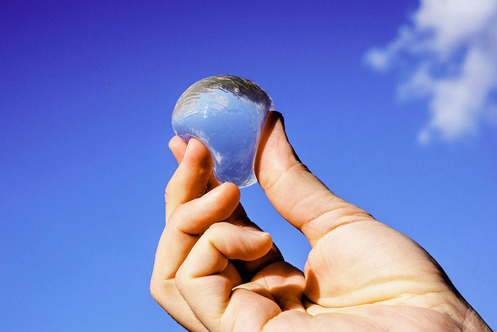 Alternativă la plastic. Sticla cu apă pe care o poţi înghiţi