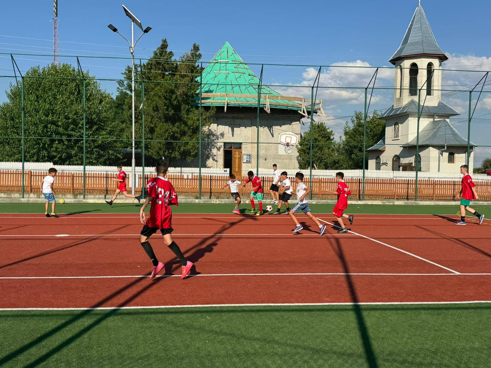 Fotbal în „pridvorul” bisericii, la Nămoloasa