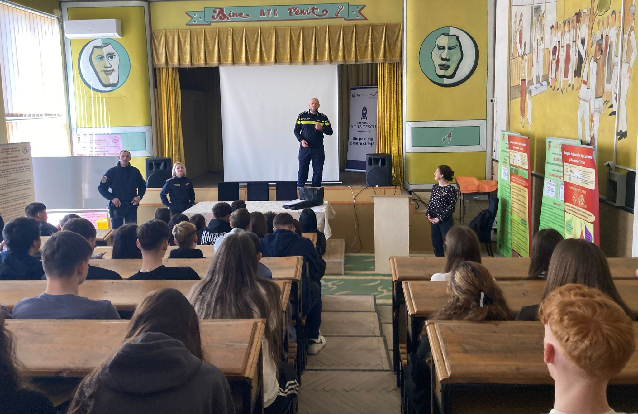 Întâlnire educativă între oamenii legii și elevii din Tecuci