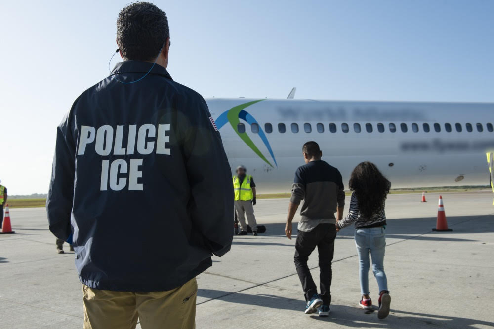 Trump cumpără avioane pentru expulzarea imigranților ilegali