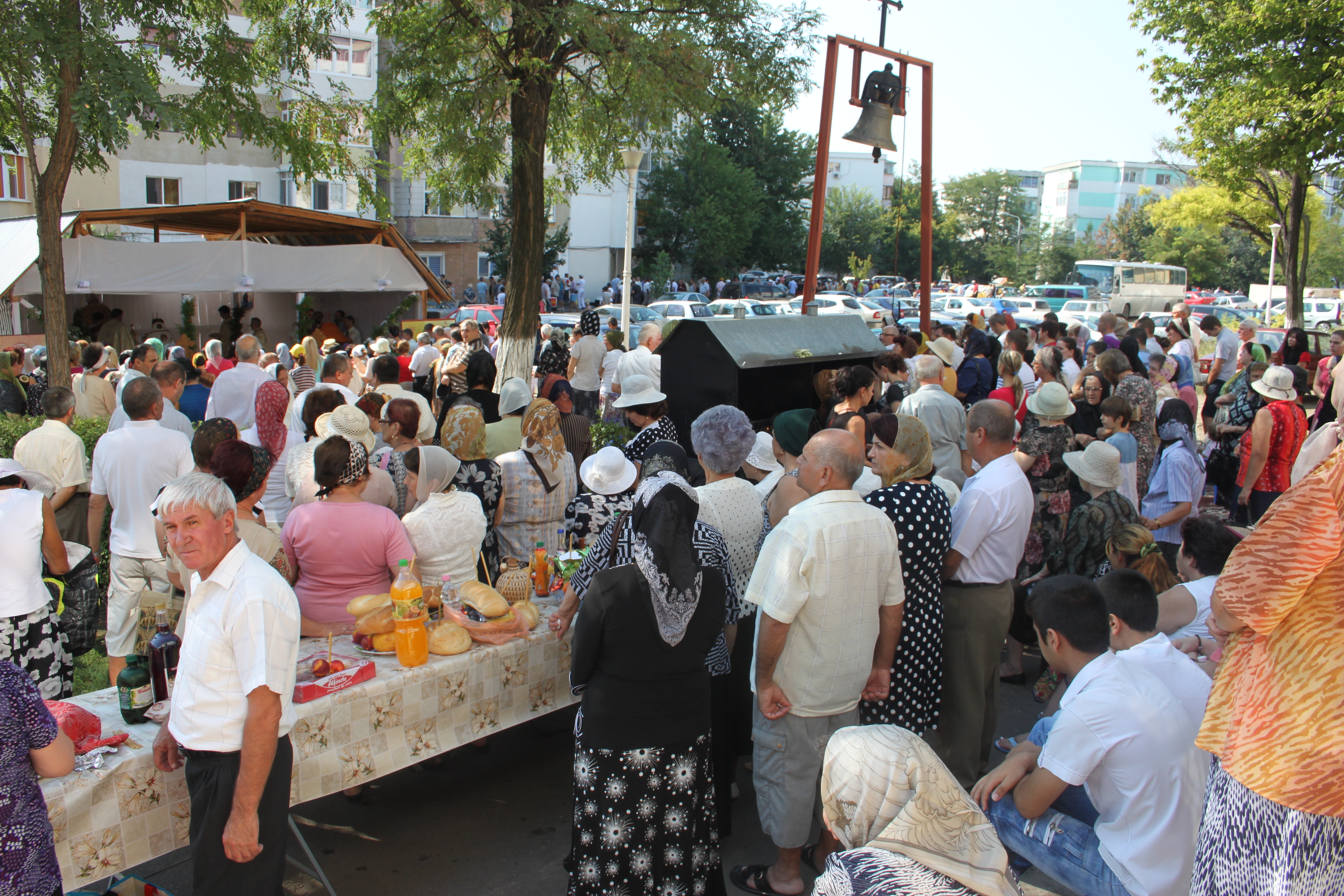 Biserica Sfânţilor Daniil Sihastrul şi Ioan Iacob de la Neamţ: Opt ani de provizorat la parterul unui bloc