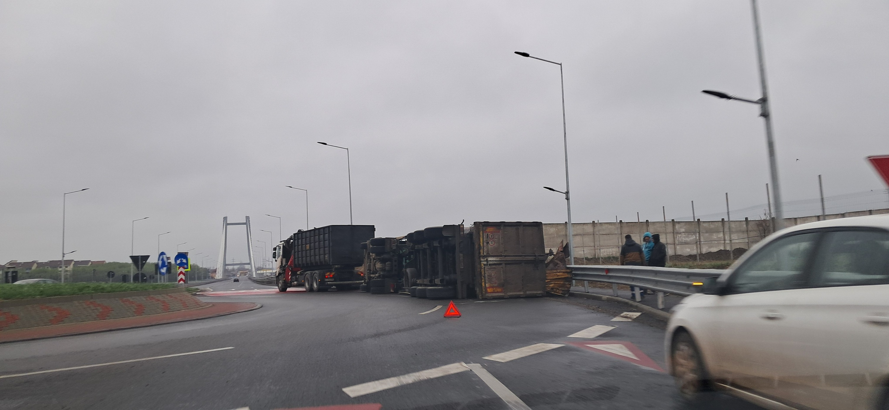 Un tir a ”leșinat” în sensul giratoriu de la Talcioc