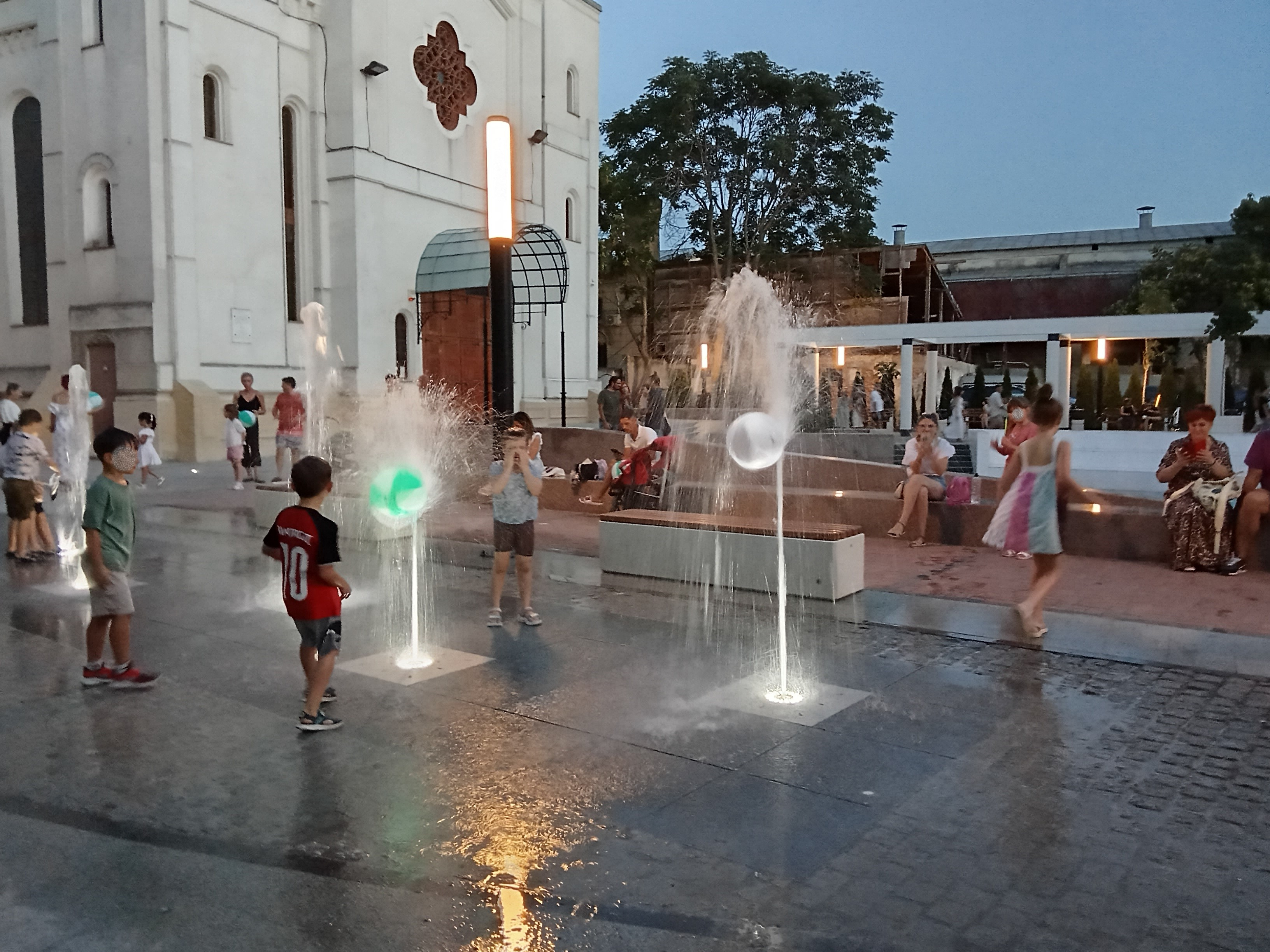 Poza zilei. Arteziene și baloane dansatoare, în piațeta de la Biserica Greacă