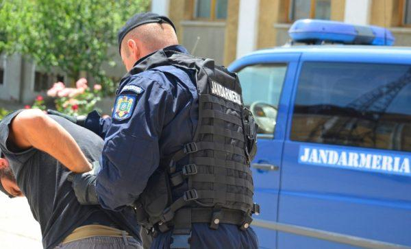 Bătrân imobilizat, atacat în casă