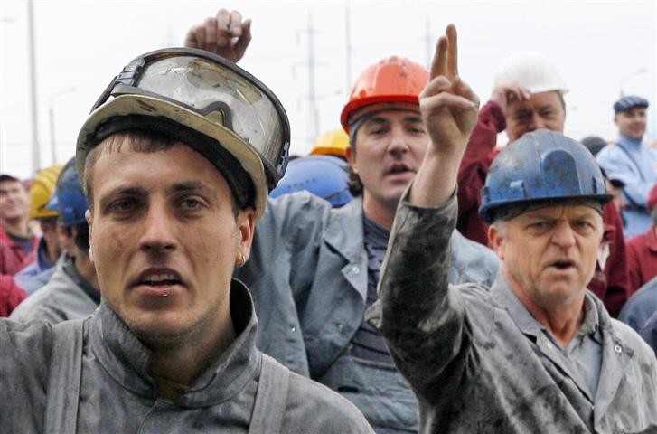 Combinatul nu vrea să crească salariile nici în 2013, dar e dispus să dea iar bonusuri