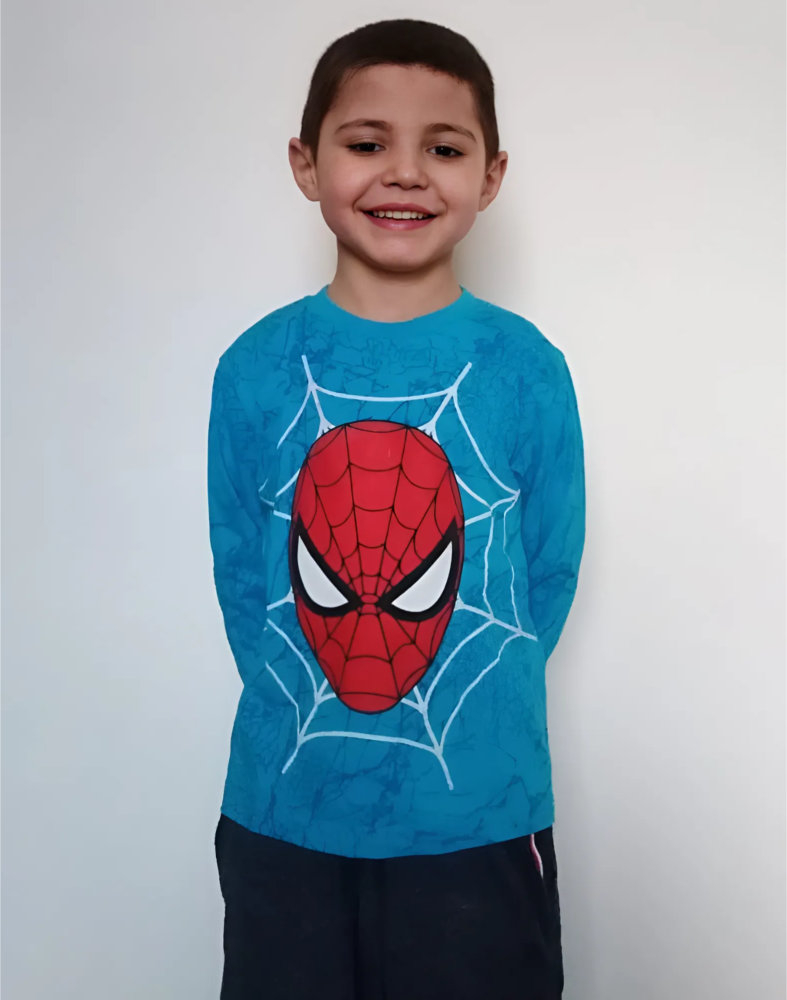 Unicul copil al unei familii din Galați se luptă cu o boală rară. Are nevoie de cazare și bani