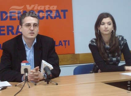 Tinerii PD-L adună cărţi!