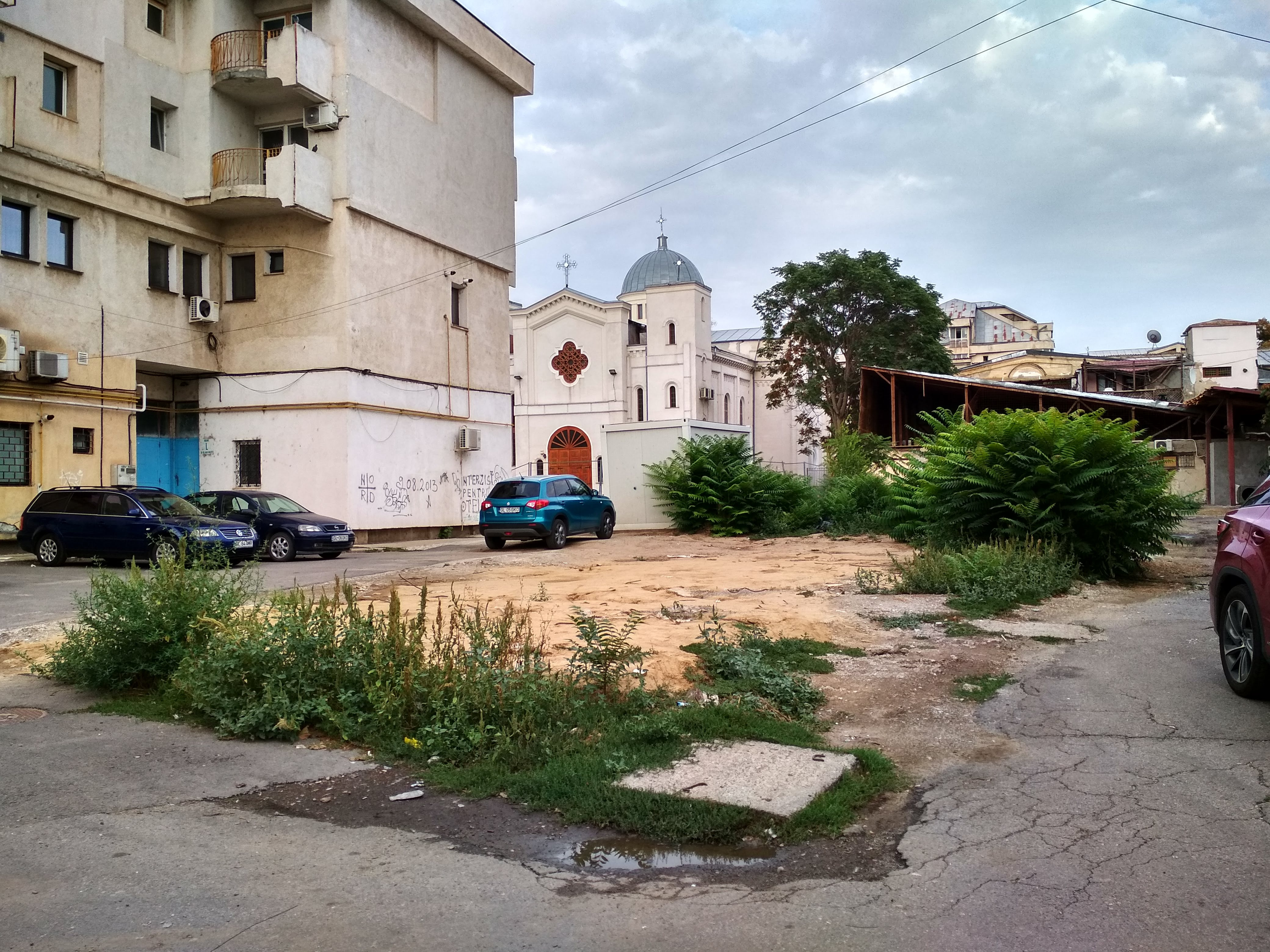 420.000 de lei, pentru amenajarea unei parcări în centrul orașului, în locul garajelor demolate