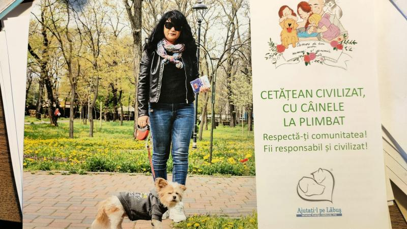 Cum sunt educaţi stăpânii să cureţe după căţei