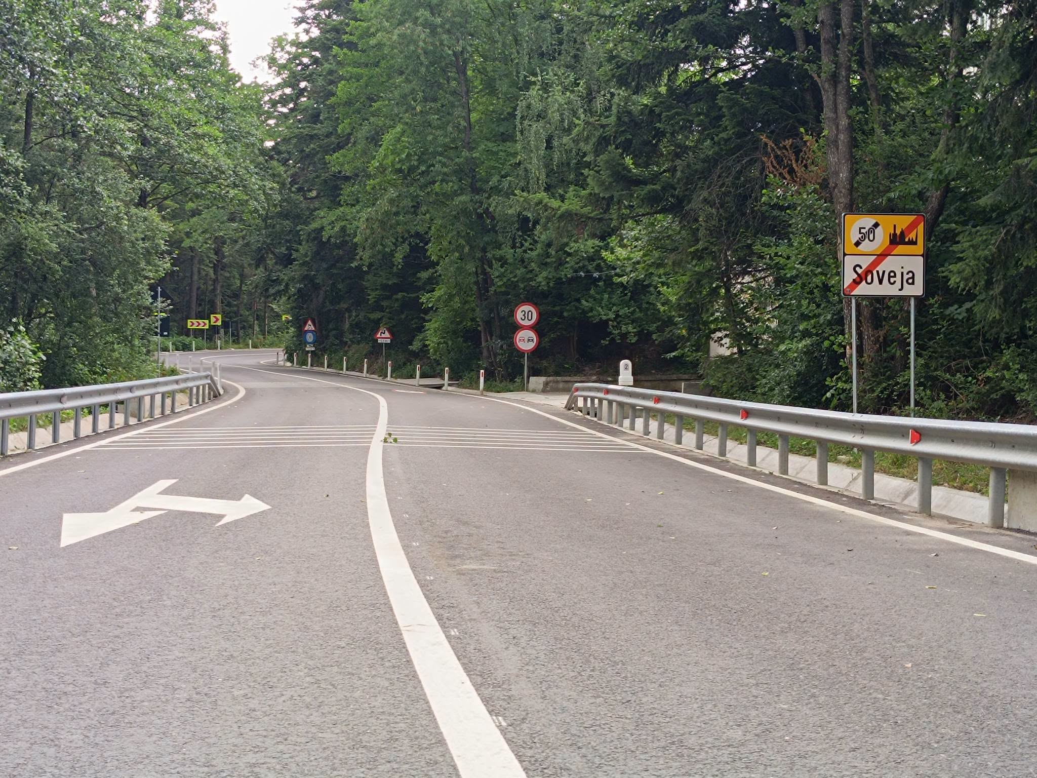 Cum au modernizat două firme gălăţene drumul dintre Soveja și Lepșa