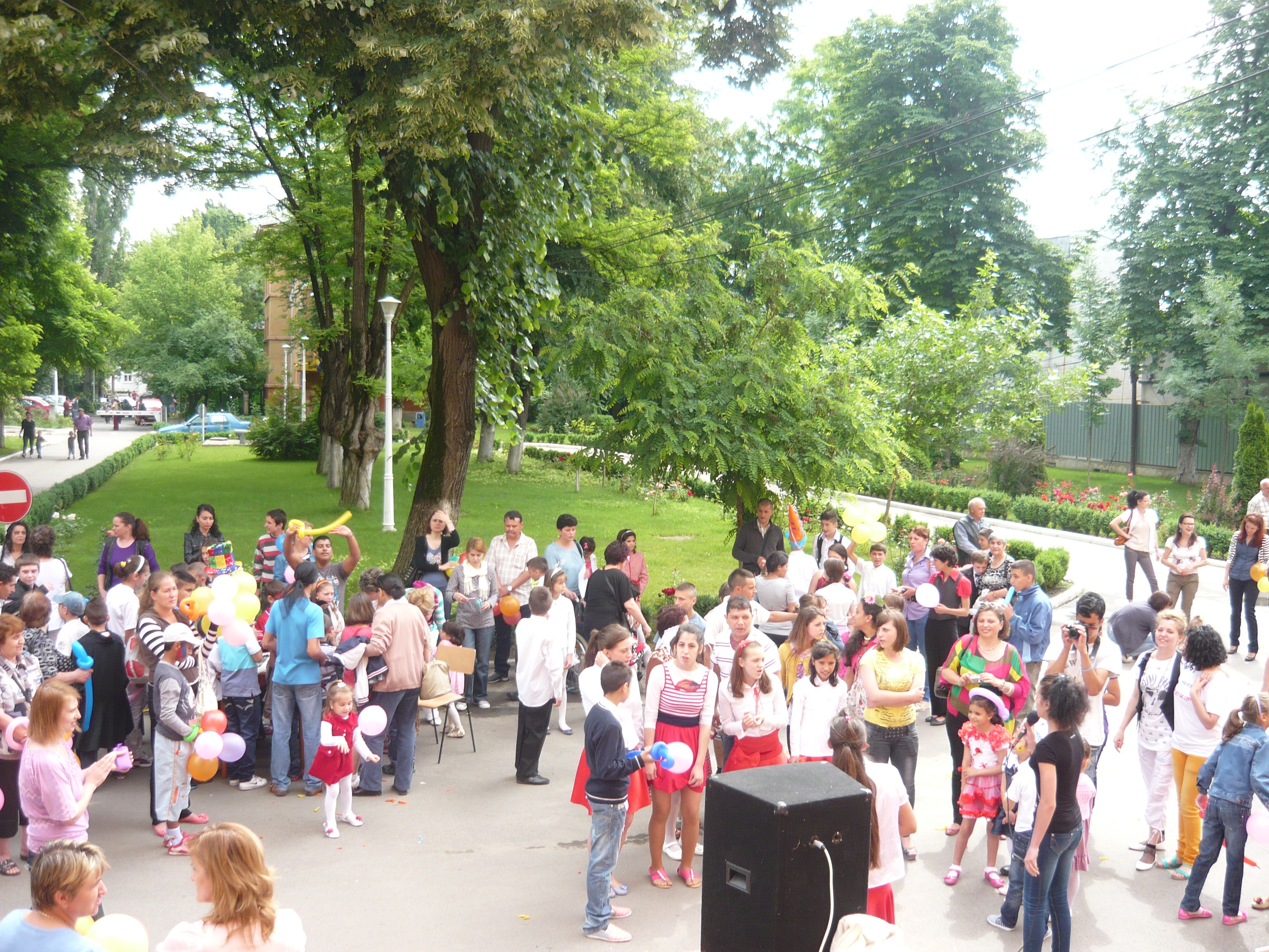 Curtea DGASP Galaţi, plină de voie bună: 200 de copii au repetat joaca de-a copilăria