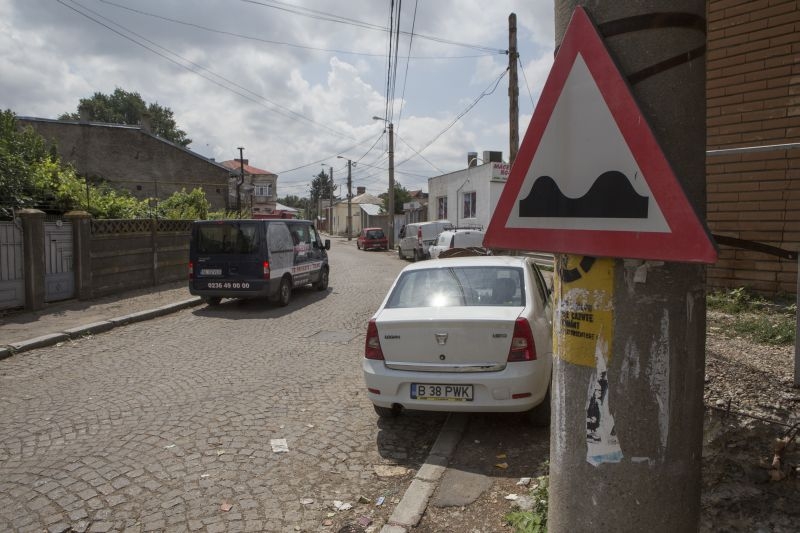 Dictatura hârtoapelor pe strada Democraţiei. Modernizarea arterei, scoasă la licitaţie