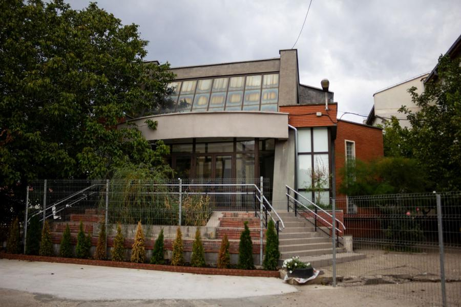 Cumpărarea terenului de sub amfiteatrul Liceului de Artă, la mâna consilierilor după ce instanţa a decis demolarea clădirii