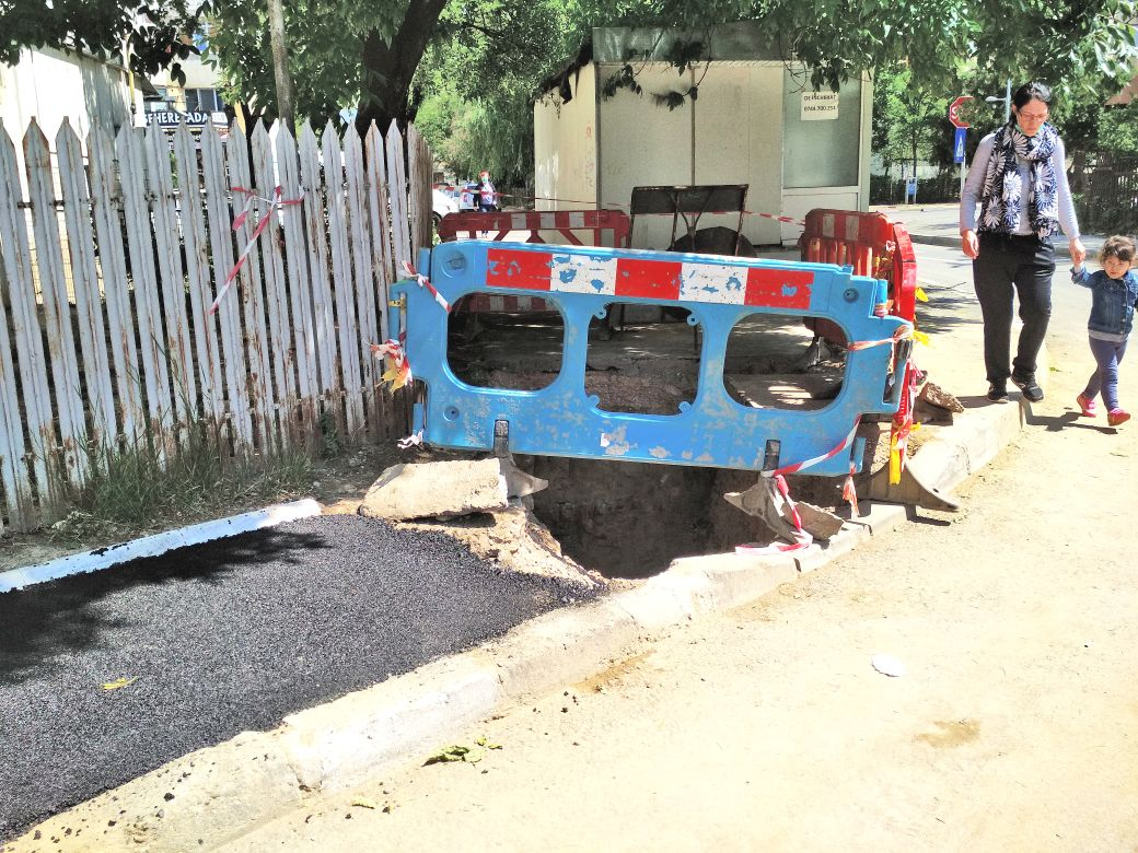 Lucrări fără cap şi fără coadă în Piaţa din Micro 14 (FOTO)