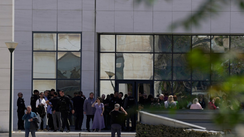 Patru persoane rănite într-un atac armat