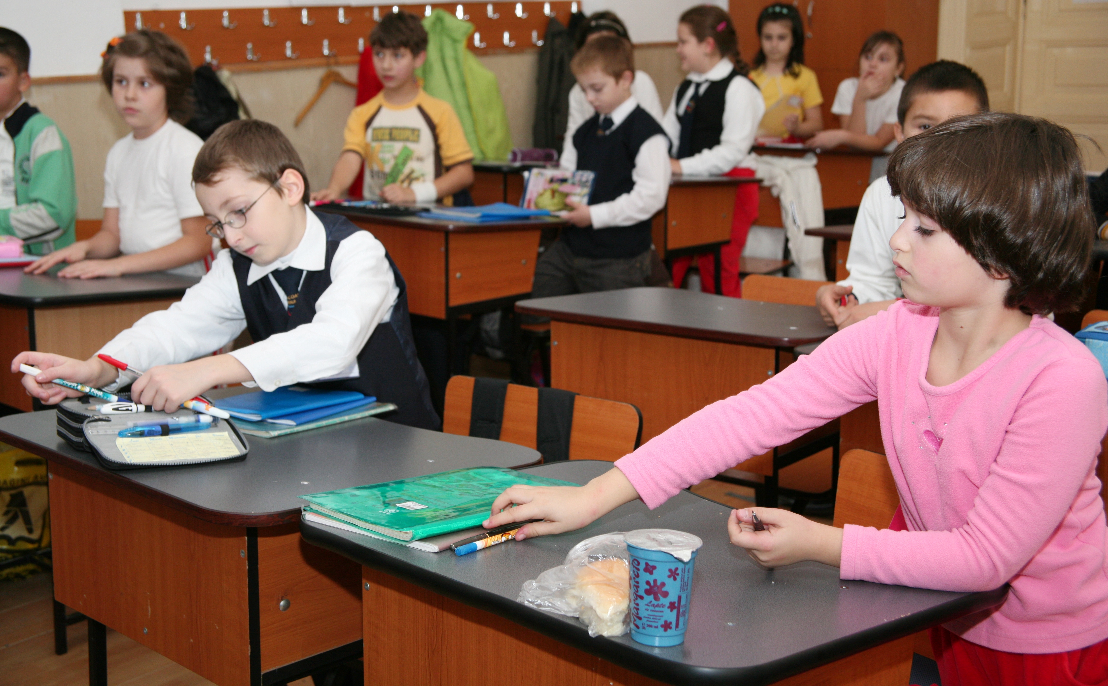 Efectele anulării licitaţiei la corn şi lapte: Unii copii au rămas fără singura masă pe zi