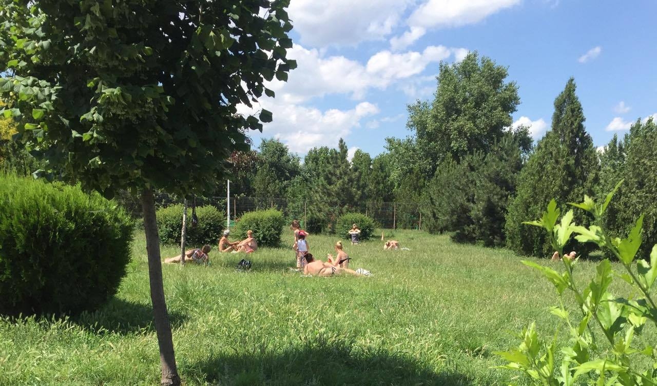 Parcul de la Turnul de televiziune, transformat în plajă