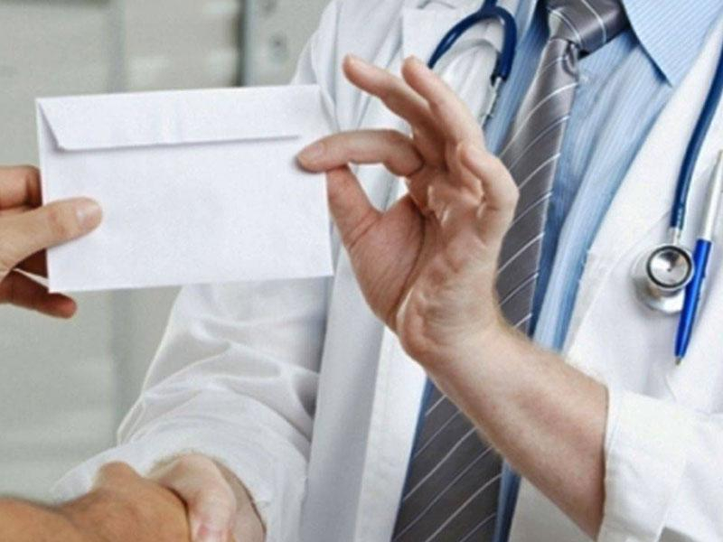 Medic acuzat că a cerut şi primit mită
