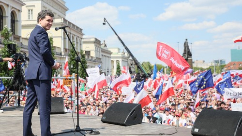 Nicușor Dan, aclamat de zeci de mii de oameni la Varșovia