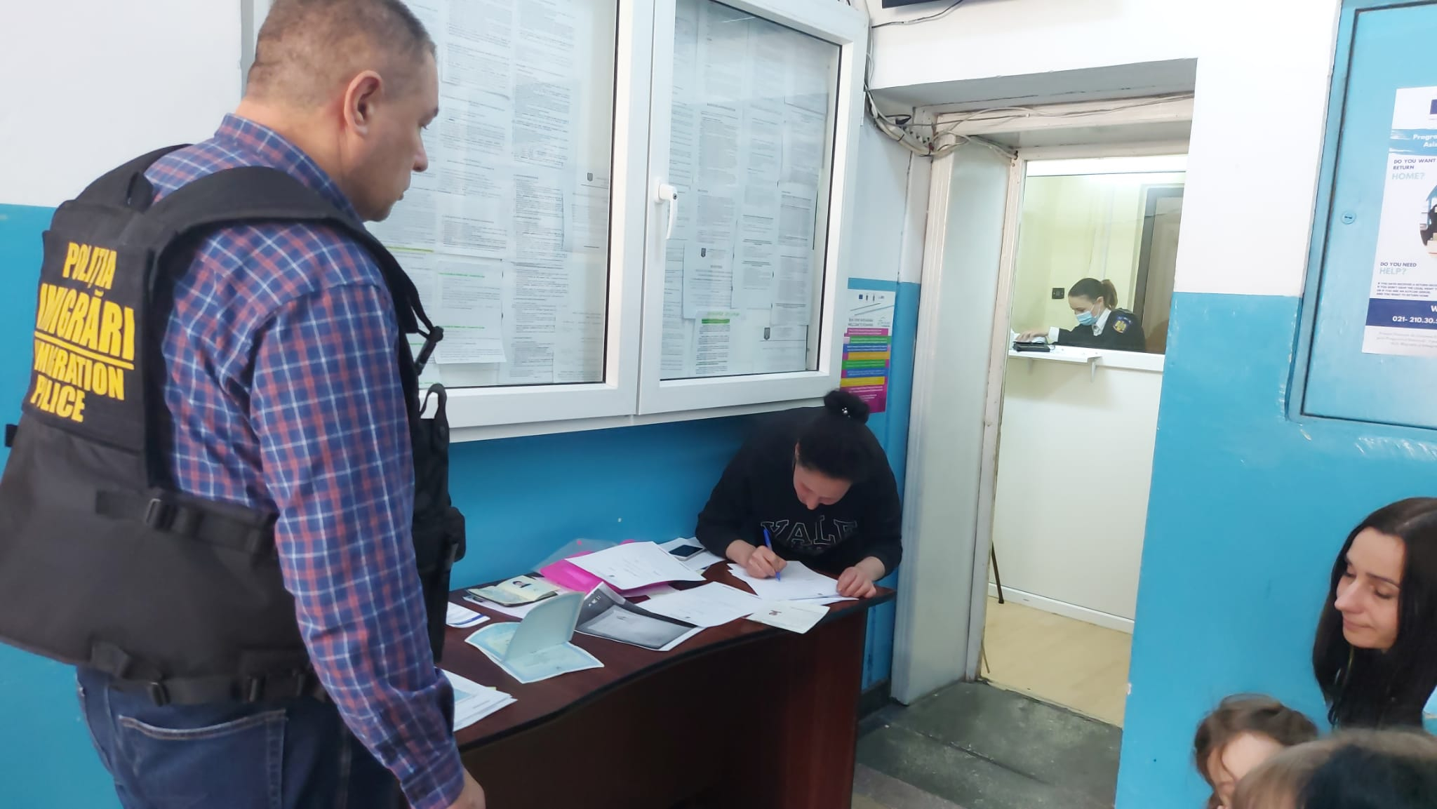 Acte de muncă și ședere pentru zeci de ucraineni