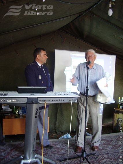 Didel Bădărău, înconjurat de prieteni şi colaboratori