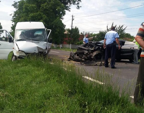 Bolid făcut praf într-o depăşire