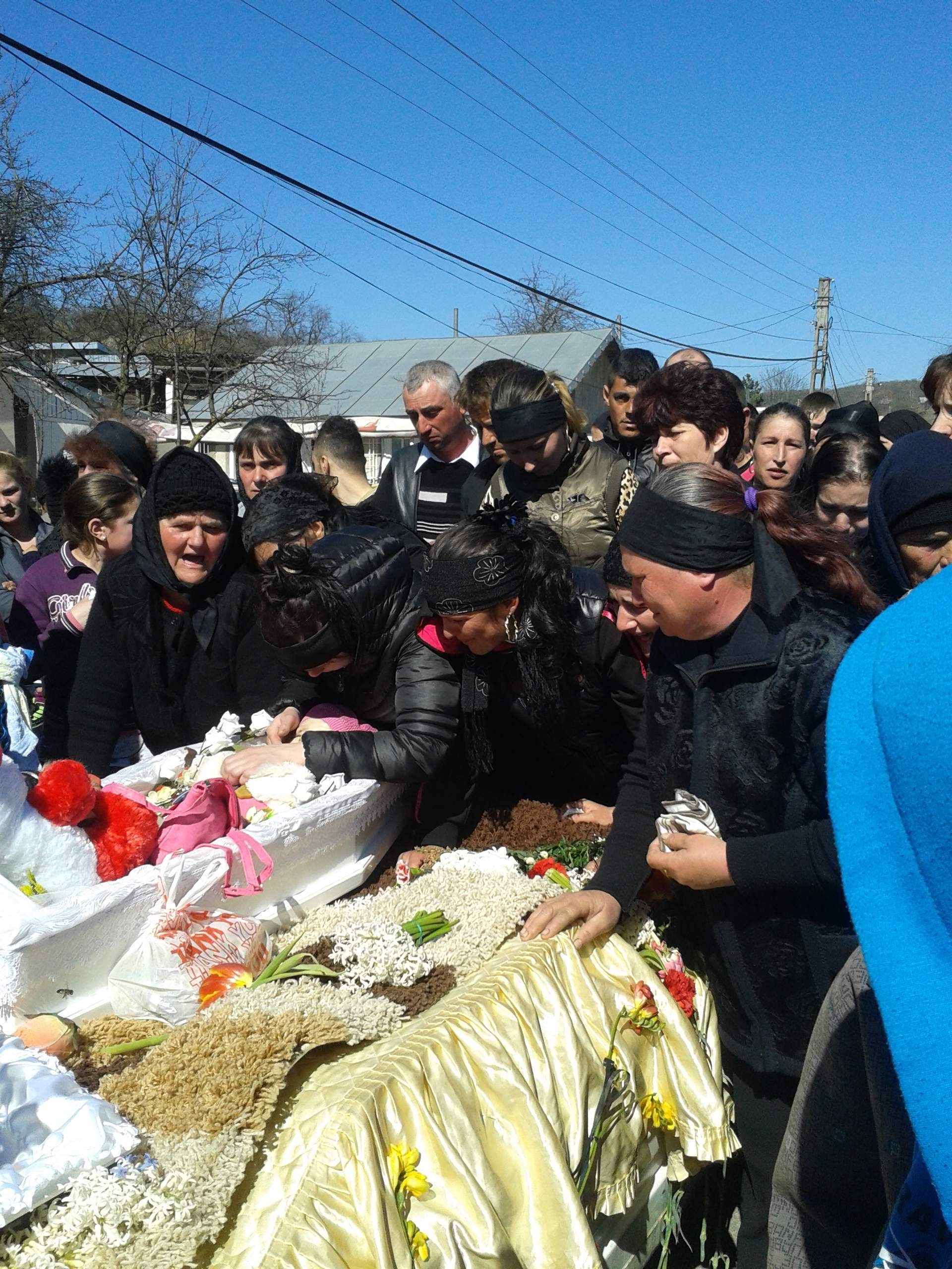 Un sat întreg a condus-o pe micuţa Laura pe ultimul drum