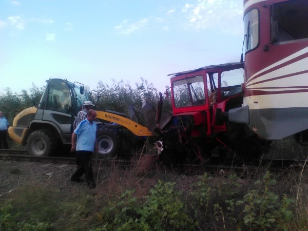 UPDATE/ Tractor LOVIT DE TREN la Folteşti. Un bărbat şi-a PIERDUT VIAŢA în urma impactului
