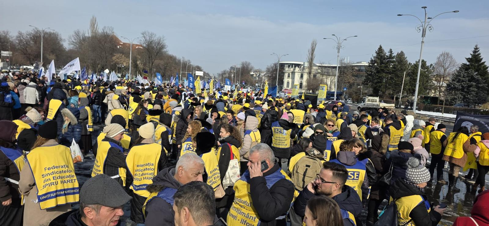 Peste 1.500 de profesori cer clemență față de școala românească