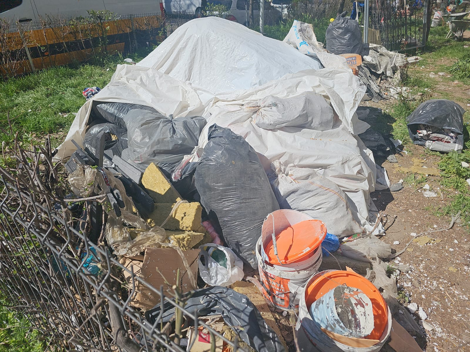 Amenzi pentru deșeurile aruncate de constructori pe spațiile verzi