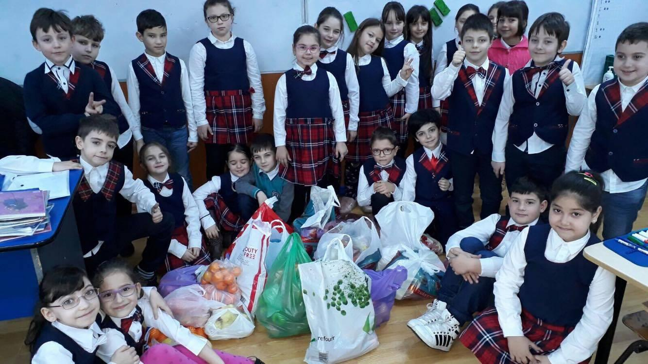 O tonă de fructe şi legume, dăruite de elevii Şcolii nr. 22
