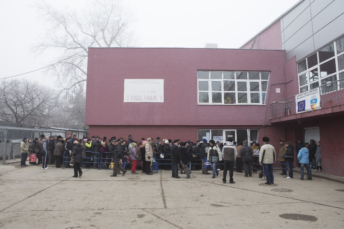 COZI MARI la centrele de ÎMPĂRŢIRE a ALIMENTELOR de la UE (GALERIE FOTO)