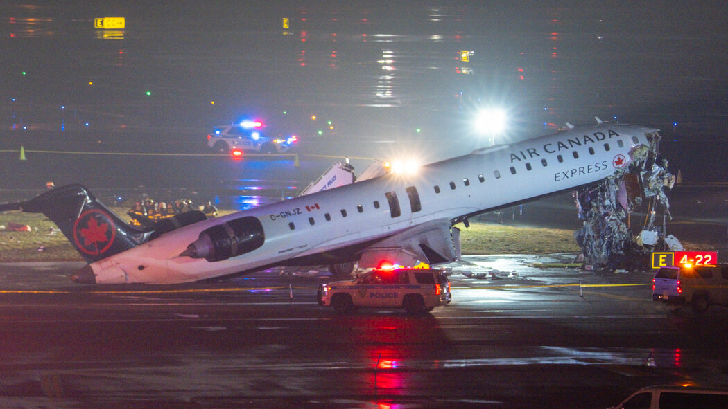 Incident mortal pe aeroport, după ciocnirea unui avion cu o maşină de pompieri