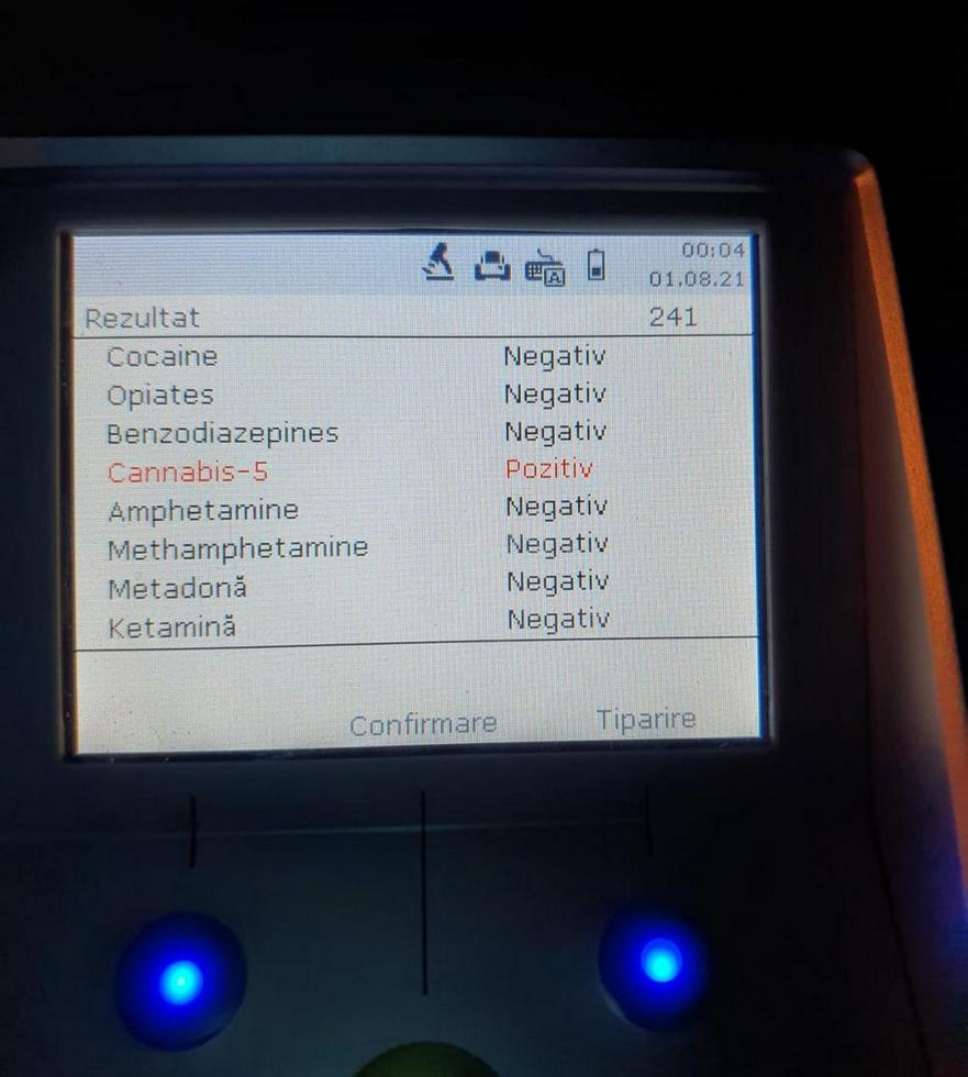 Șofer prins la volan cu "iarbă și pulbere albă"