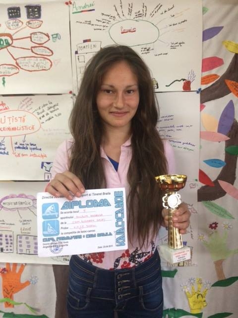 La doar 13 ani, creşte fără apă curentă şi lumină, dar e CAMPIOANĂ la kaiac-canoe