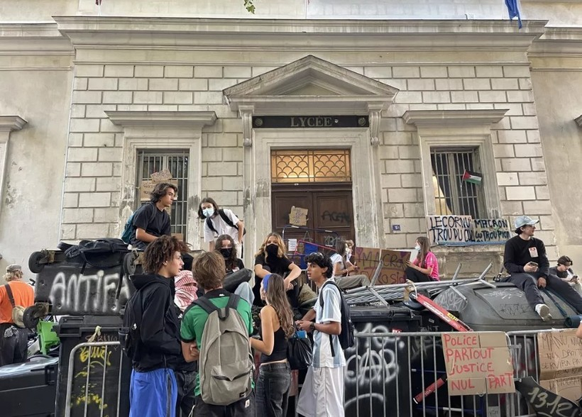 Franţa protestează contra măsurilor de austeritate. Grevă generală