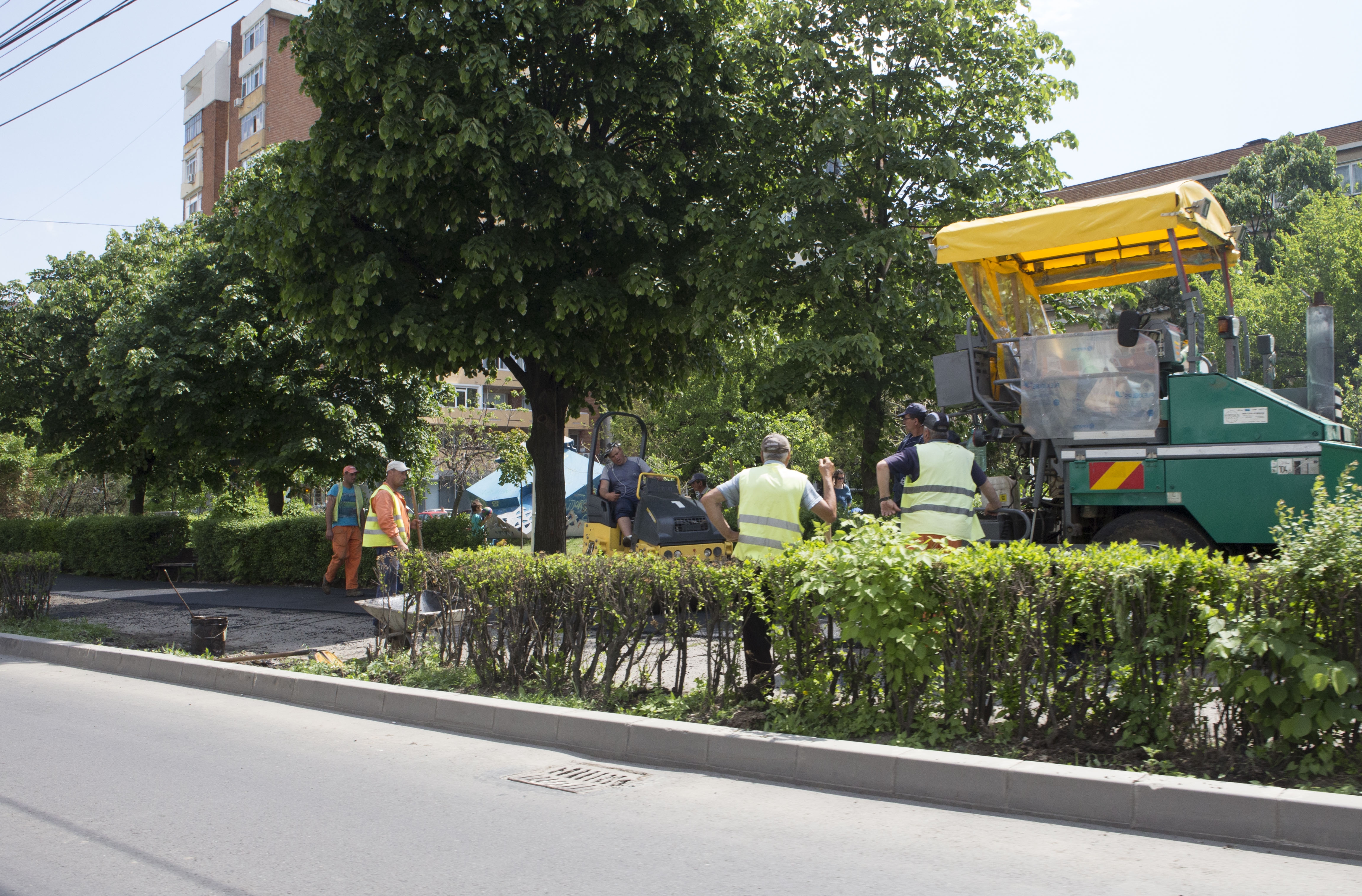 A început ASFALTAREA TROTUARELOR de pe strada Brăilei