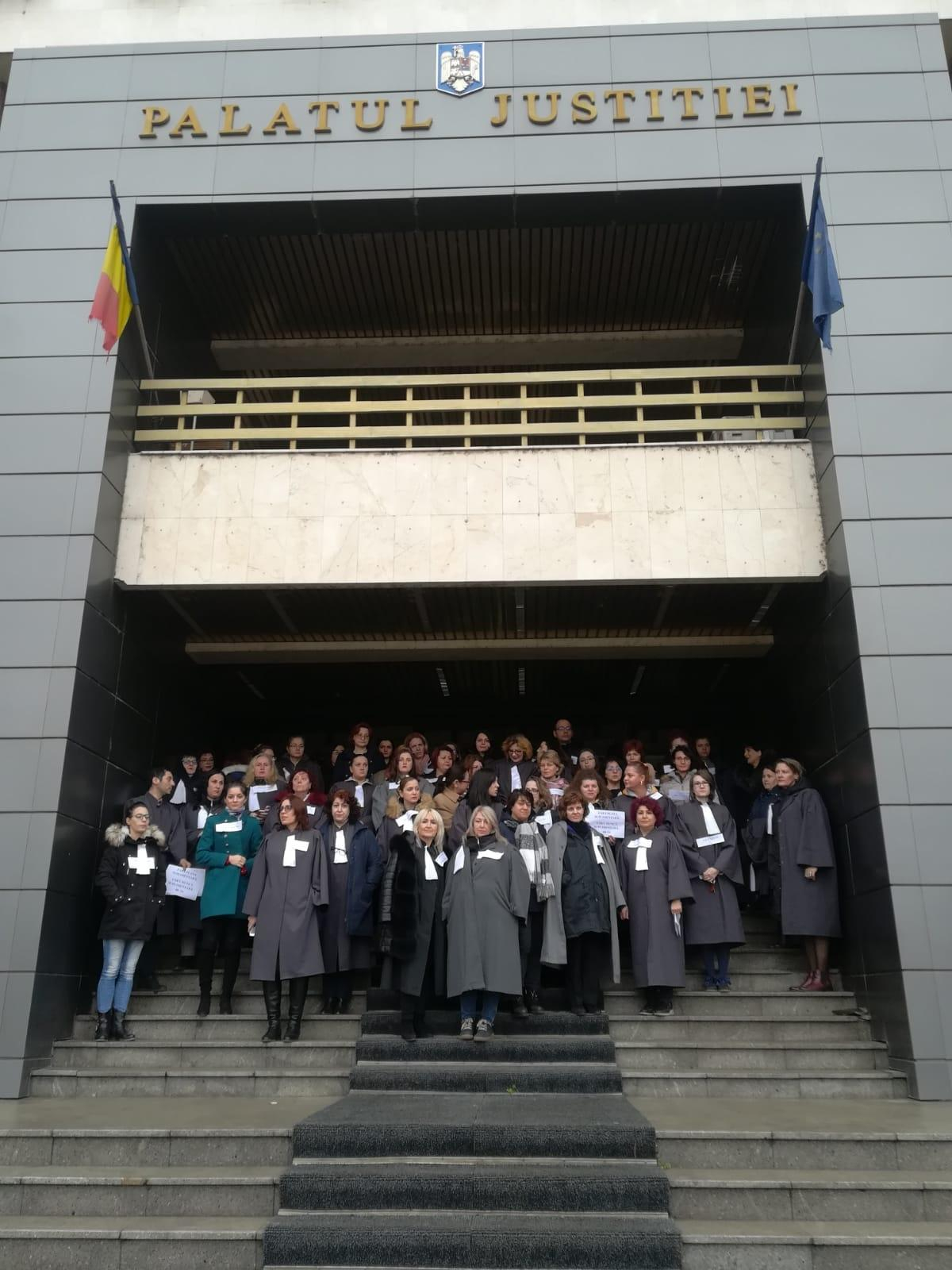 Grefierii îşi întrerup de tot activitatea