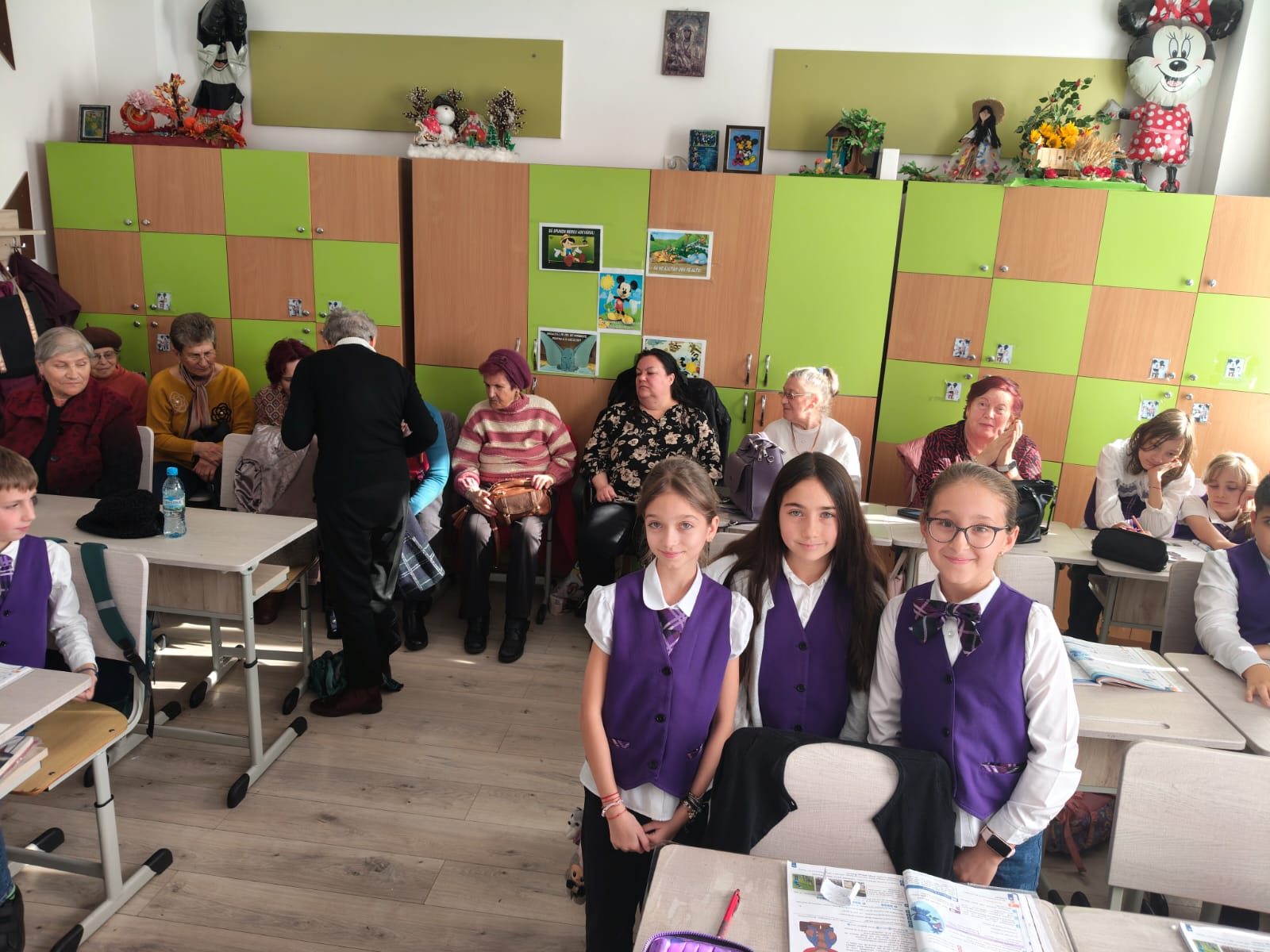 Elevii și bunicii din Galaţi împart lecții de viață