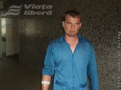 Taximetrist bătut de clienţi 