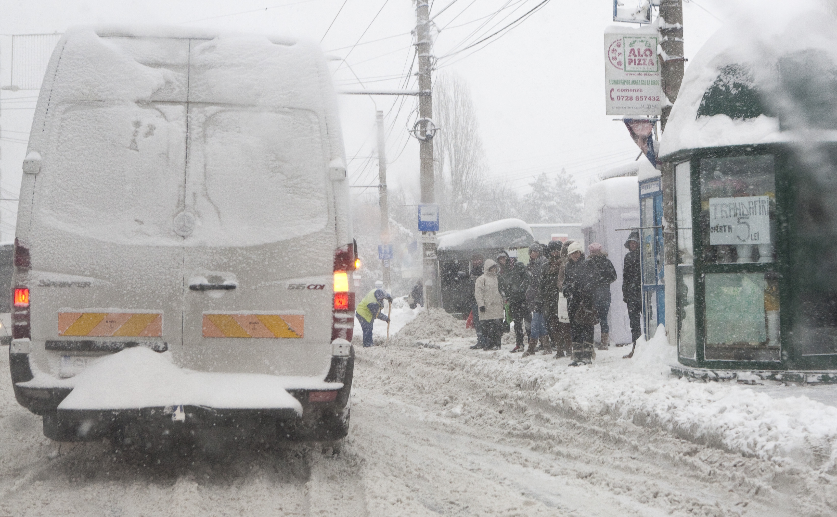 Oraşul sub zăpadă! Cele 30 de utilaje ale Primăriei nu fac faţă!