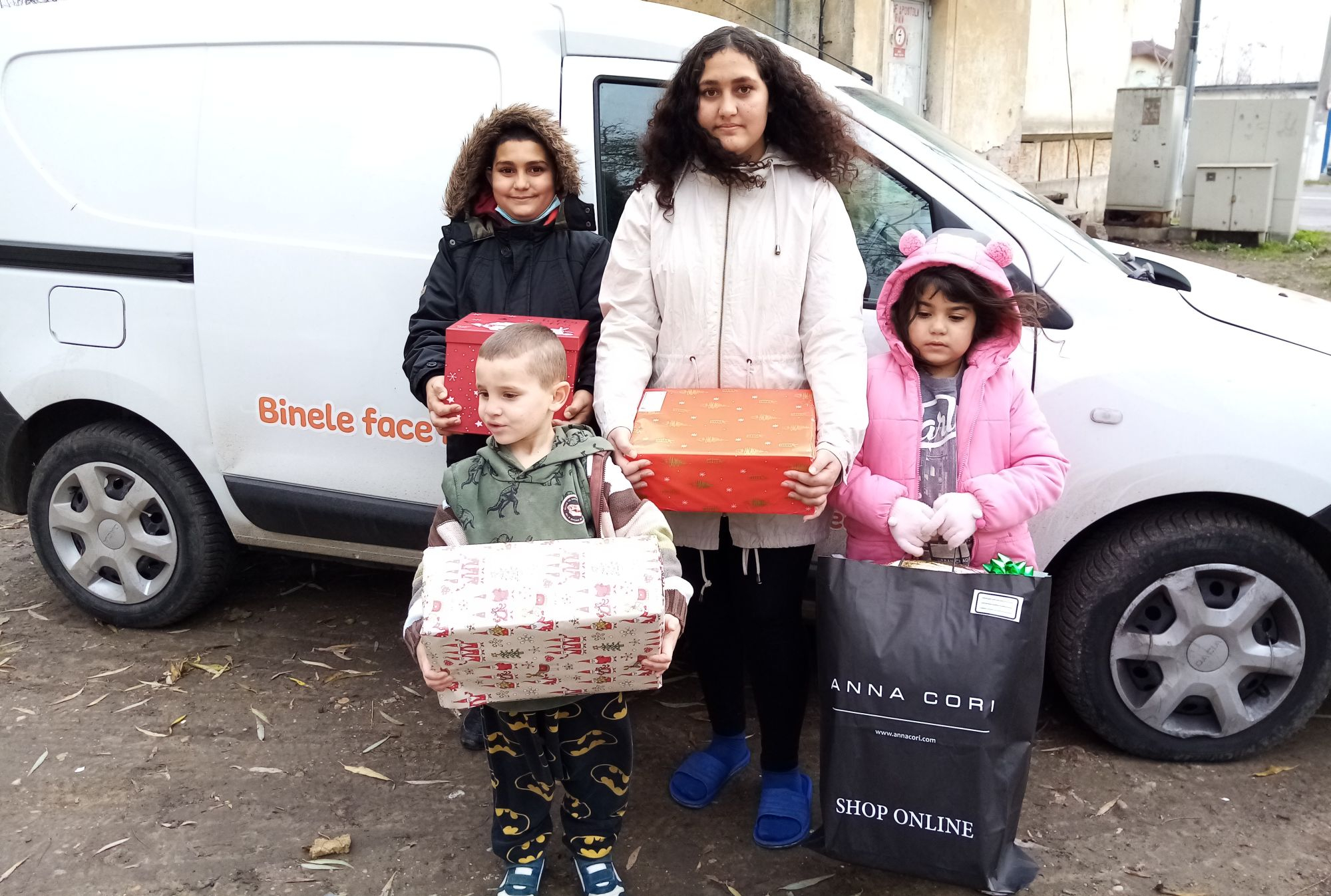 Daruri de Crăciun pentru pentru 717 copii din patru judeţe