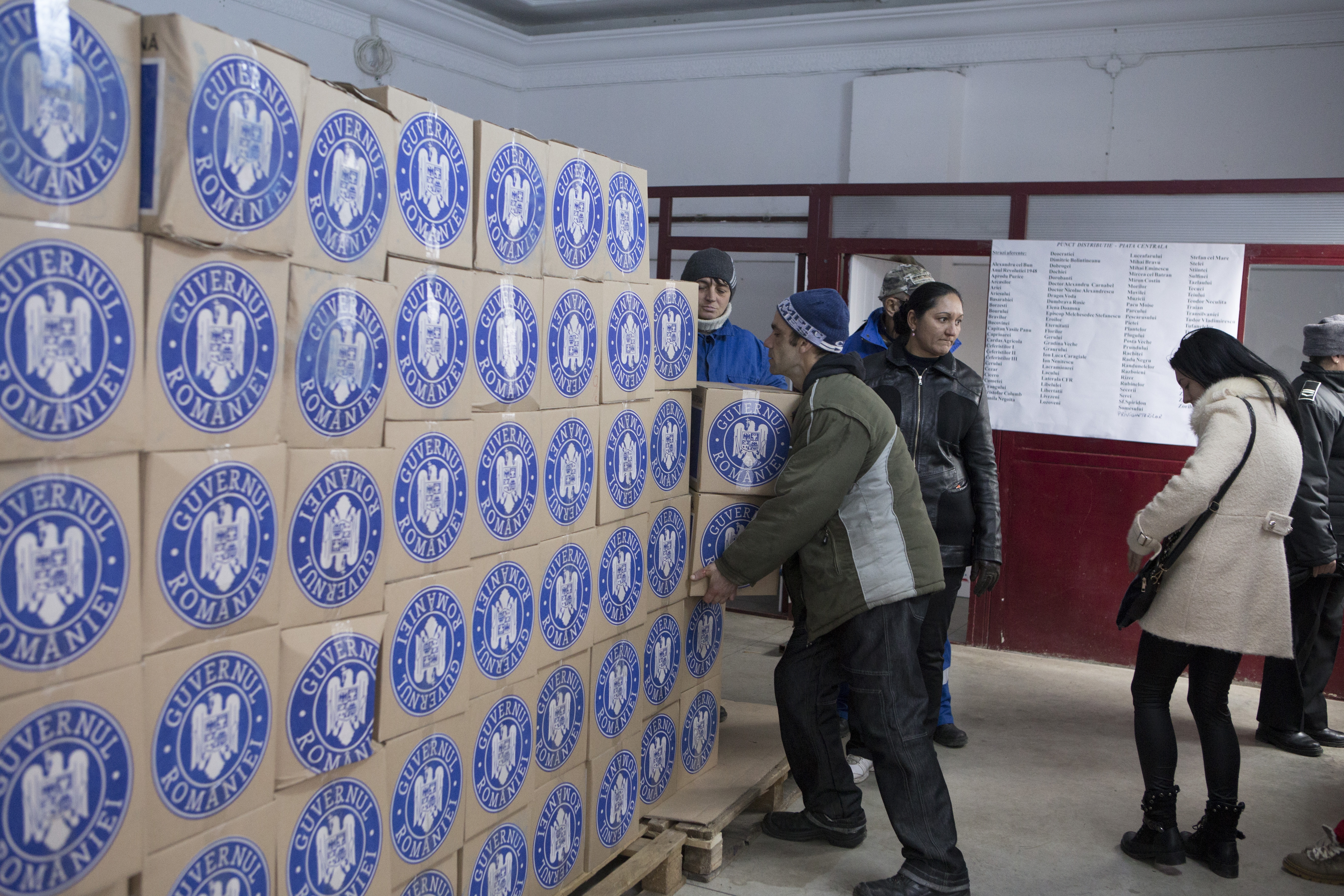 Peste 10.300 de gălăţeni au luat ALIMENTELE de la Uniunea Europeană