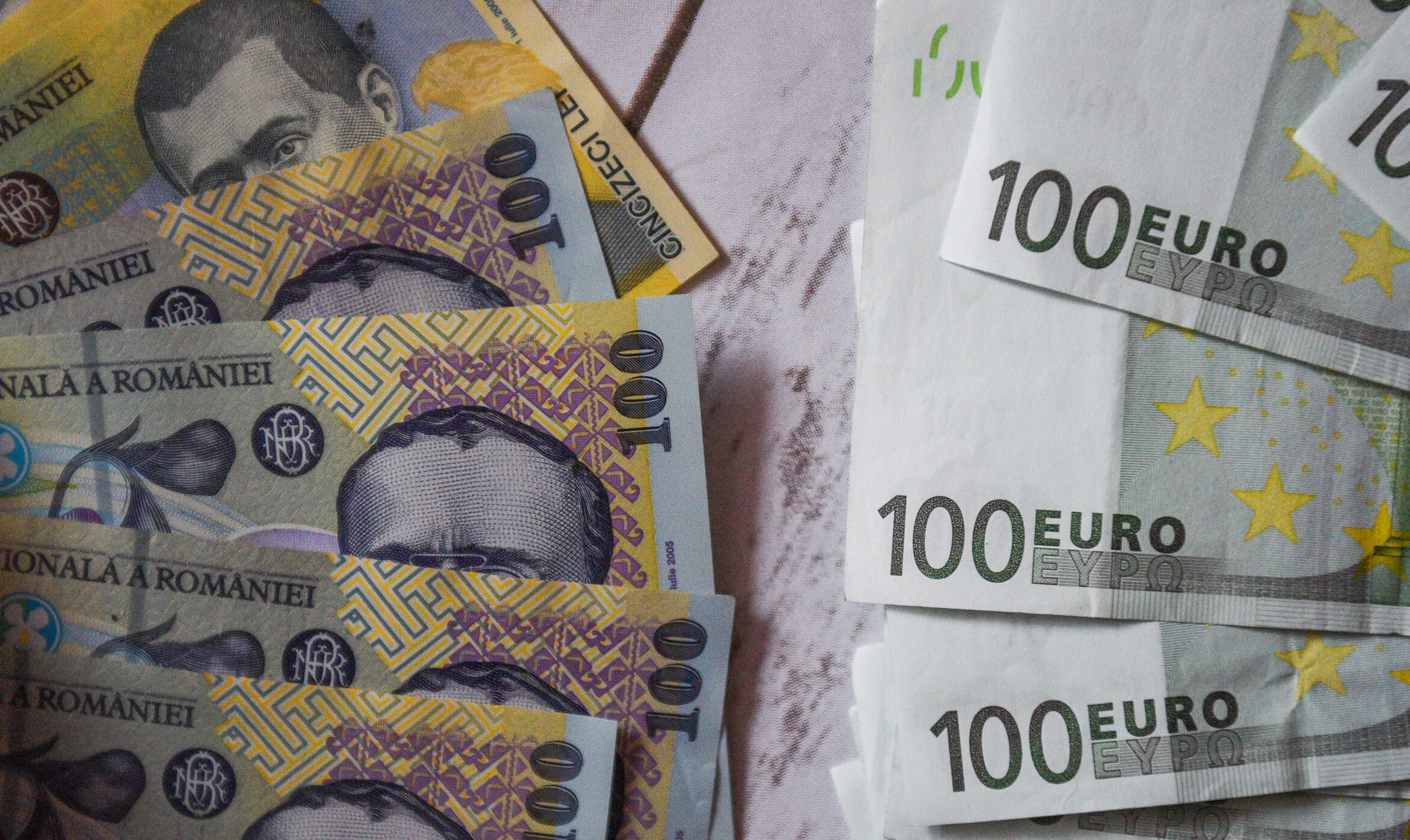 Semne proaste pentru economie și leu