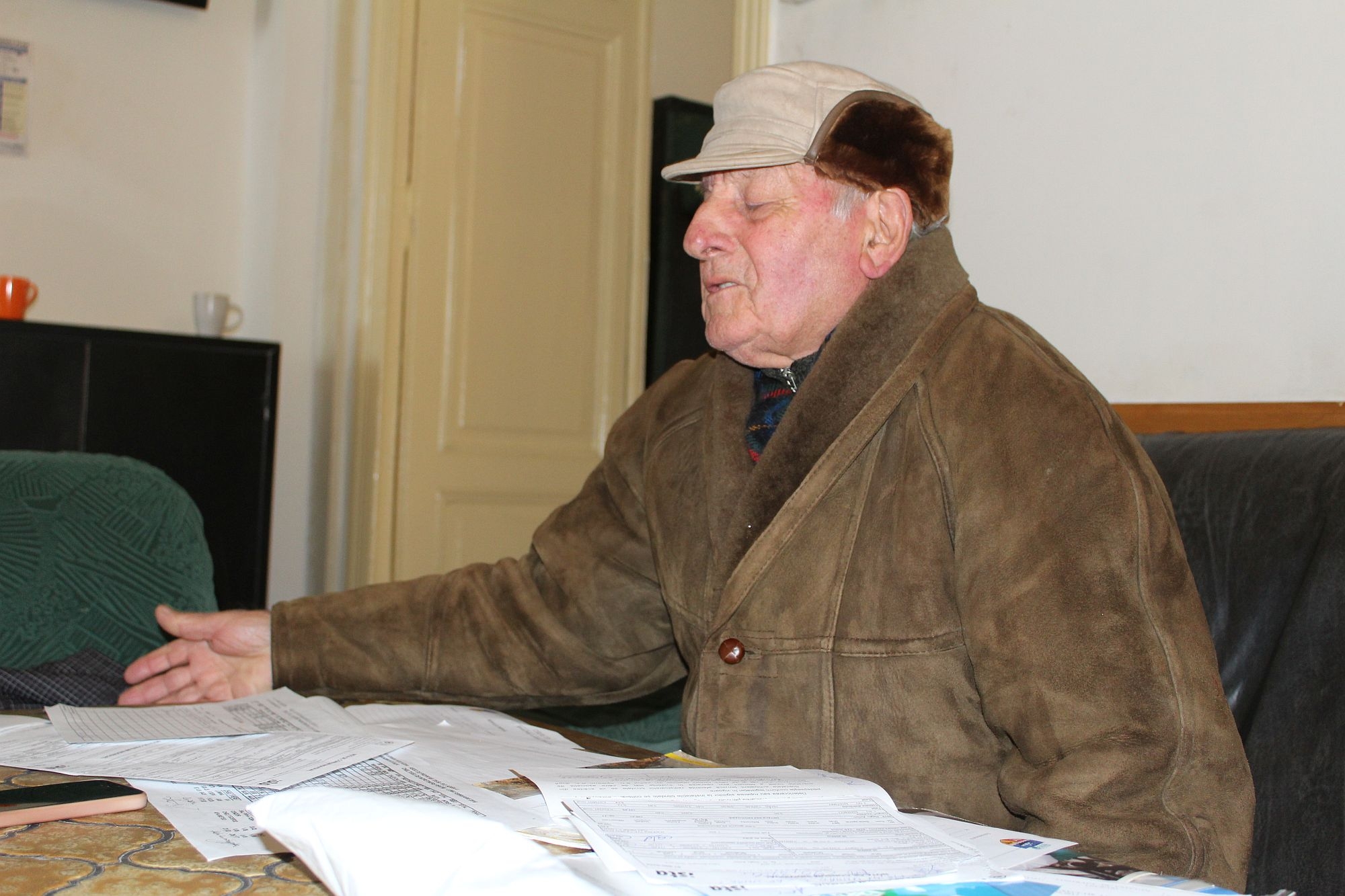 Cine răspunde în cazul unei tragedii? RISCĂ să MOARĂ DE FRIG din cauză că asociaţia i-a sistat căldura