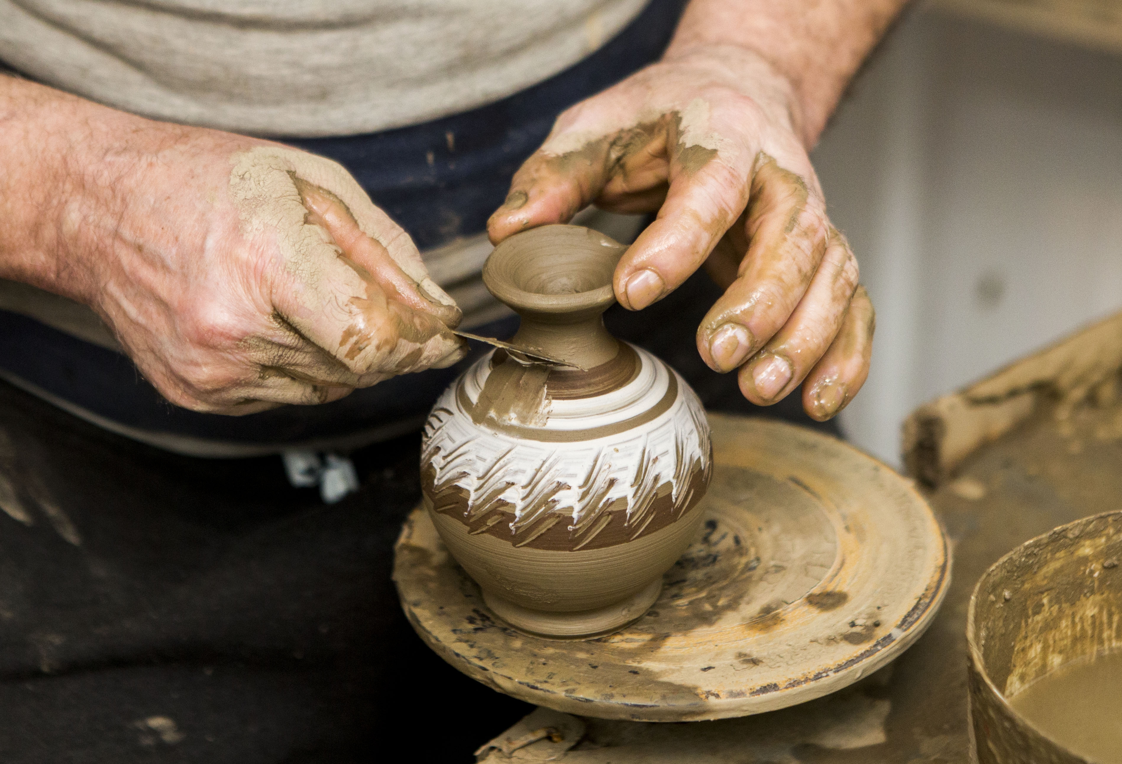 LADA DE ZESTRE/ Ultimul meşter olar gălăţean (GALERIE FOTO)
