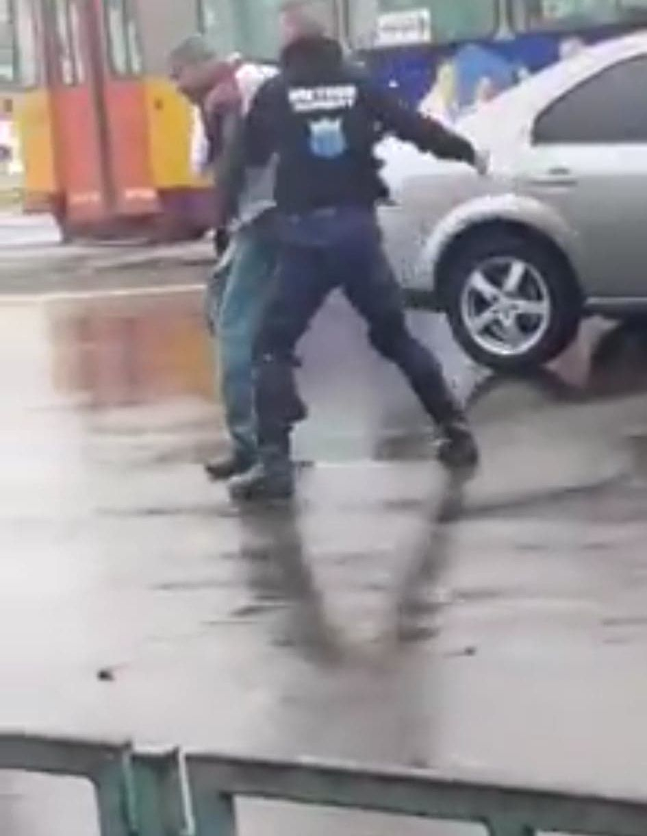 Un agent de pază este cercetat după ce a lovit, în plină stradă, un bărbat