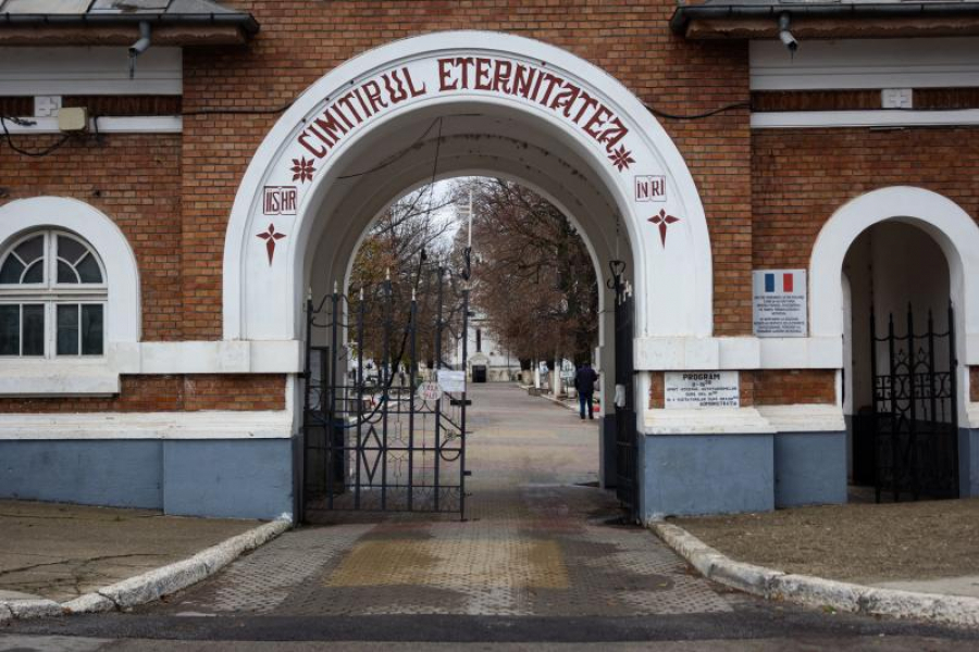 Intră cine vrea, pleacă cine... dă banul! O ambulanță cu bolnav, pusă să plătească ieșirea din cimitir