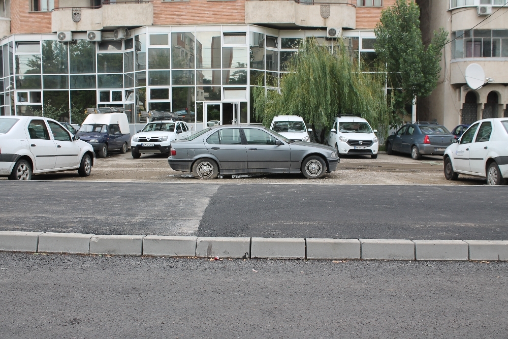 Unii se plâng că nu au parcări, alţii blochează câte trei locuri